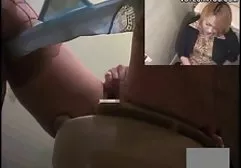 بلوند لینک کانال سوپرکده زیبا در لباس زیر زنانه و جوراب ساق بلند